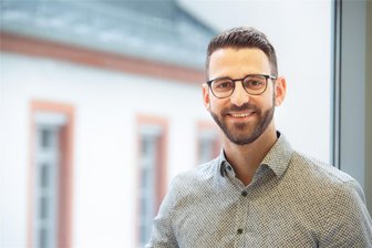 Bauarbeiten geplant: Oederaner Kita „Buddelflink“ ist bald von allen Seiten schön - Hauptamtsleiter Kevin Thiele stellte das Sanierungsprojekt im Stadtrat vor.