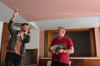 Bauarbeiten im Gasthof dauern länger - Bauberatung im Saal des Landgasthofes Linde in Mühlau: Bürgermeister Frank Rüger (rechts) und sein Vize Steve Sarfert. 