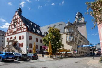 Bauarbeiten im Plauener Rathaus: Was wird aus dem früheren Spitzenmuseum? - Das Plauener Rathaus. Im älteren linken Gebäudeteil befand sich viele Jahre das Spitzenmuseum - erreichbar über eine Treppe.