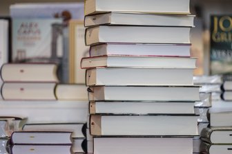 Bauarbeiten in der Chemnitzer Stadtbibliothek: Auf Umwegen zum Bücherverleih - Literaturfans müssen sich in der Stadtbibliothek auf andere Wege einstellen. Grund: Der Eingangsbereich wird umgebaut.