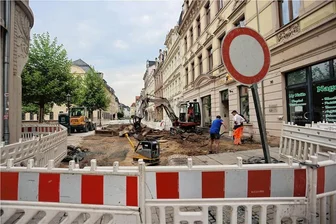 Bauarbeiten in der Crimmitschauer Innenstadt gehen in die vorletzte Runde - Zwischen Rathaus und Apotheke gibt es derzeit kein Durchkommen. Nach dem Ende der Arbeiten läuft es sich dort umso besser.