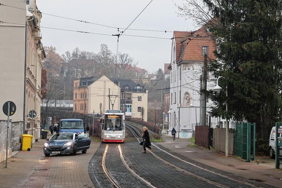 Bauarbeiten in der Großen Biergasse in Zwickau beginnen - Blick in die Große Biergasse. Straßenbahn, Autos und Fußgänger müssen sich den engen Verkehrsraum teilen. 