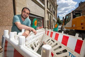 Bauarbeiten in der Plauener Innenstadt: Imbiss geschlossen, Einzelhändler verzweifelt - Ladenbetreiber Ahmad Rashidi vor seinem Geschäft an der Bahnhofstraße: Direkt vor dem Eingang parkt der Bagger.
