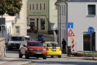 Bauarbeiten in der Schwarzenberger Altstadt: Einbahnstraße derzeit auch für Fahrzeuge im Gegenverkehr frei - Die Eibenstocker Straße ist auf diesem Stück in der Schwarzenberger Altstadt derzeit in beide Richtungen befahrbar.