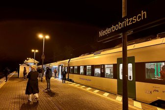 Bauarbeiten in Dresden: Busse ersetzen Züge auf RE3 und RB30 - Die Regionalbahnlinie RB30 hält auch in Niederbobritzsch.