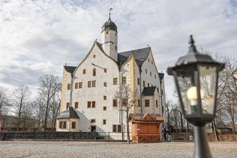Bauarbeiten in Klaffenbach: Sühnekreuz, größerer Spielplatz am Wasserschloß und ein Trimm-Dich-Pfad - Rund um das Wasserschloß Klaffenbach entsteht in nächster Zeit Neues. Das Areal ist eine von 30 Interventionsflächen zur Kulturhauptstadt.