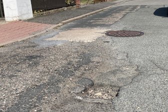 Bauarbeiten in Penig gestartet: Beethovenstraße ist dicht - Die Beethovenstraße in Penig gleicht einer Buckelpiste. Nun haben die Bauarbeiten begonnen.