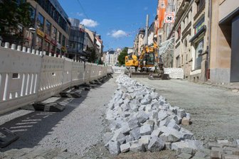 Bauarbeiten in Plauen gehen weiter: Hier ist ab Montag bis Ende Oktober kein Durchkommen - Schon jetzt werden am Areal Bahnhofstraße/Rädelstraße die Pflasterflächen bearbeitet.