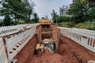 Bauarbeiten in Reinsdorf ziehen sich bis Ende 2022 hin - Gräben, wohin man schaut. Im Bereich der Gabelsbergerstraße in Reinsdorf buddeln die Bagger. Bis Ende nächsten Jahres wird gebaut, um die Anbindung ans Gewerbegebiet "Kirchstraße" zu verbessern.
