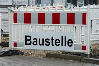 Bauarbeiten: Neue Pflastersteine für Kreisverkehr -