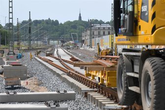 Bauarbeiten: Schon wieder Ersatzverkehr auf S-Bahn-Strecke von Zwickau nach Leipzig - Auf dem Bahnhofsgelände in Altenburg sind zeitweise mehr Baufahrzeuge als Züge zu sehen.