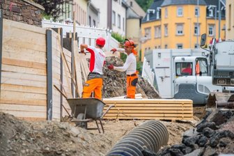 An der Karlsbader Straße wird gebaut - an Stützmauern, einem neuen Gehweg und einem Kanal. Bereits seit Ende Juli ist die Bundesstraße 169 zwischen Marienstraße und Priesterstraße deshalb voll gesperrt.