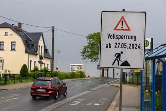 Bauarbeiten zwischen Falkenstein und Schöneck: Auf diesen Straßen ist ab Montag kein Durchkommen mehr - In den nächsten Wochen wird die Straße in der Ortsdurchfahrt Poppengrün saniert. Dafür ist eine Vollsperrung nötig. Straßenschilder kündigen die Bauarbeiten seit ein paar Tagen an.