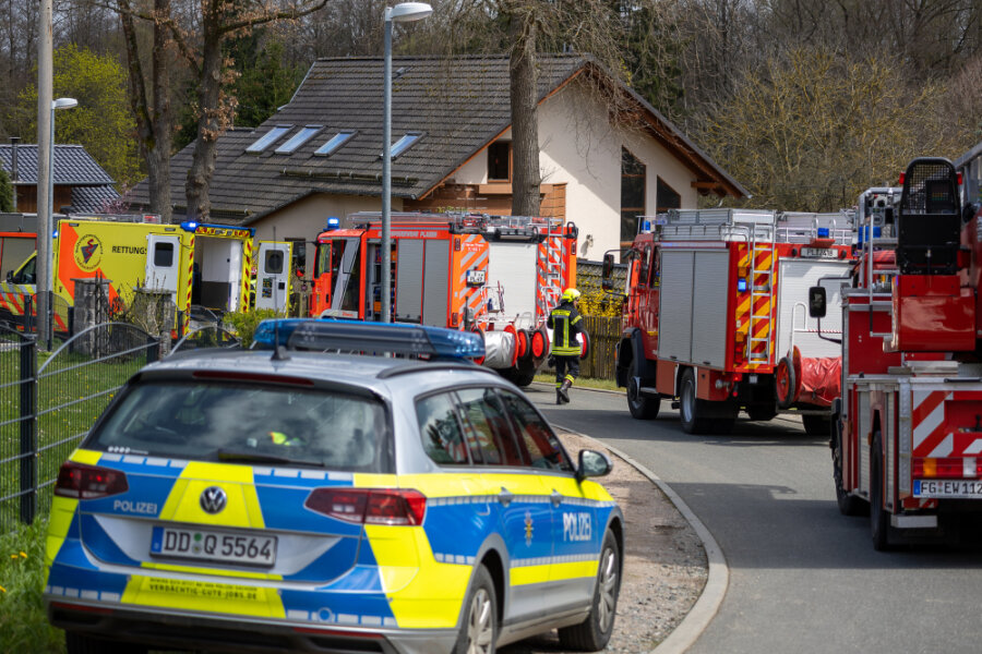 Bauarbeiter bei Arbeitsunfall in Jößnitz schwer verletzt - Rettungskräfte brachten den verletzten 33-jährigen Mann in ein Krankenhaus.