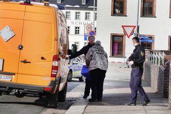 Bauarbeiter entdecken Handgranaten unter Dielen - 