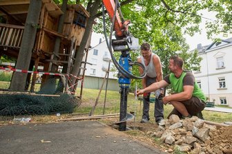 Bauarbeiter legen los: Ballspiele im Kinderhaus dank Leserspenden bald sicherer - Alexander Mehlhorn (links) und Ronny Müller müssen über 30 Löcher fürs Fundament des 22 mal zwölf Meter großen Käfigs bohren.