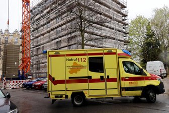 Bauarbeiter nach Sturz von Haus in Chemnitz schwerstverletzt - Der Rettungswagen vor dem Mehrfamilienhaus an der Dorotheenstraße in Schloßchemnitz.