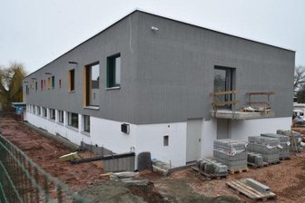 Bauarbeiter soll Hakenkreuz auf Kita-Baustelle geklebt haben - An einer der Scheiben im oberen Geschoss dieses künftigen Kindergartens in Altendorf war ein aus Klebestreifen zumindest in Teilen nachgebildetes Hakenkreuz deutlich zu erkennen gewesen.