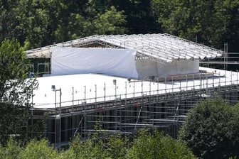 Bauarbeiter steigen in Schwarzenberg dem Finanzamt aufs Dach - Komplett eingerüstet ist derzeit das Finanzamt in Schwarzenberg.