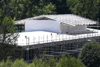 Bauarbeiter steigen in Schwarzenberg dem Finanzamt aufs Dach - Komplett eingerüstet ist derzeit das Finanzamt in Schwarzenberg.