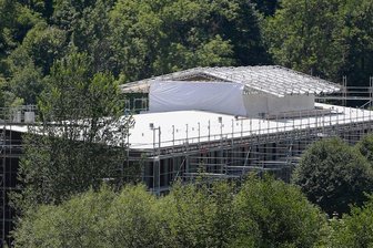 Bauarbeiter steigen in Schwarzenberg dem Finanzamt aufs Dach -