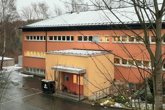 Bauarbeiter steigen vogtländischer Kita aufs Dach - Die Dächer auf dem Kita-Vorbau haben dringend eine Sanierung nötig.
