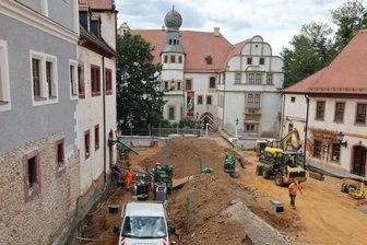 Bauarbeiter stoßen im Schlosshof auf alte Holzwasserleitungen -