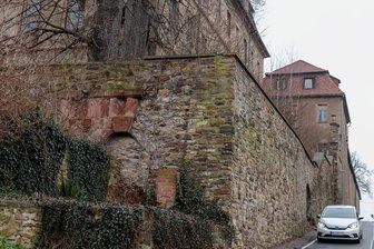 Bauaufsicht hat ein Auge auf 230 Ruinen in Mittelsachsen - Beim leerstehenden Schloss Neusorge drohen der Einsturz einer Stützmauer sowie von Gebäudeteilen. Die Stadt Mittweida sieht hier dringenden Handlungsbedarf, steht schon länger deshalb mit dem Landkreis in Kontakt. Der plant nun Sicherungsmaßnahmen.