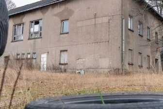 Bauaufsicht hat ein Auge auf 230 Ruinen - Seit Jahren verfällt der frühere Gasthof "Zur Linde" in Zetteritz. 2021 wurde im Auftrag des Landkreises die Dachentwässerung erneuert.