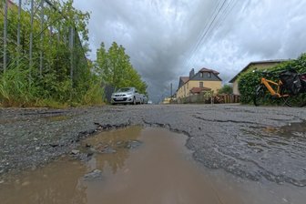 Bauausschuss vergibt Auftrag: Feldstraße in Zwickau-Cainsdorf wird für 1,17 Millionen Euro saniert - Die Feldstraße in Zwickau-Cainsdorf gleicht einem Flickenteppich.