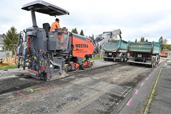 Baubeginn auf der Bahnhofstraße in Schöneck - In Schöneck laufen die Arbeiten auf der Bahnhofstraße. Am Dienstag begann das Abfräsen der Fahrbahn.