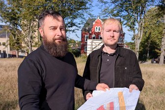 Baubeginn für neue Wohnungen in Hartmannsdorf - Tino Kermer, technische Leiter der Firma KPM-Bau aus Limbach-Oberfrohna (rechts), und Planer Alexander Franz bereiten den Baustart für ein Mehrfamilienhaus an der Friedrichstraße in Hartmannsdorf vor.