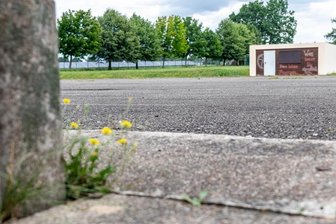 Baubeginn für Sportanlage mit Kartbahn verzögert sich - Den asphaltierten Platz neben der Turnhalle an der Turnerstraße kennen viele Kinder. Dort haben einige das Fahrradfahren gelernt und eine Verkehrsprüfung abgelegt. Jetzt soll die Asphaltfläche saniert werden.