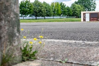 Baubeginn für Sportanlage verzögert sich - Den asphaltierten Platz neben der Turnhalle an der Turnerstraße kennen viele Kinder. Dort haben einige das Fahrradfahren gelernt und eine Verkehrsprüfung abgelegt. Jetzt soll die Asphaltfläche saniert werden.