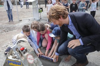 Baubeginn für zwei neue Kitas - Grundsteinlegung für die neue Kindertagesstätte an der Schloßstraße.