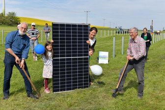Baubeginn im Bürgersolarpark - Am Bürgersolarpark Bobritzsch-Hilbersdorf wurde am 1. Juni mit einem symbolischen Spatenstich der Baubeginn besiegelt. Im Bild von links: Klaus Gaber, Lore (8) mit ihrer Mutter Susanne Koschker, die das Projekt leitet, Hans (6) und Siegmar Lieber.