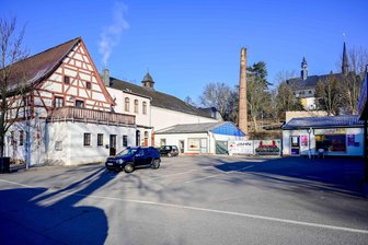 Baubetrieb bereitet Abrissarbeiten in Langenbernsdorf vor - Für das neue Dorfgemeinschaftszentrum in Langenbernsdorf rücken zunächst die Bagger an.