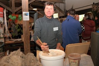 Baubiologe warnt bei Messe nahe Freiberg vor Holzhaus-Boom: In 30 Jahren fehlt das Holz - Baubiologe Stephan De Bona ist Baubilologe hatte zur Messe "ländliches Bauen" klassische Baustoffe, wie Beispiel Kalk, mitgebracht.