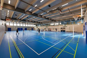Bauboom an der TU Chemnitz: Neue Gebäude für Sportwissenschaftler, Chemiker und Materialforscher - Blick in die neue Sporthalle, die seit wenigen Tagen genutzt werden kann und die alte, marode Turnhalle ersetzt.