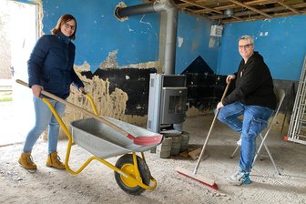 Bauboom in Arnsdorf - Jugendclub wird zum Freizeitzentrum: „Was wir machen, machen wir richtig“ - Rosmarie Teichmann (links) und Silvia Cramer vom Feuerwehrverein Arnsdorf/Amerika packen in jeder freien Minute an, um aus dem einstigen Jugendclub ein Freizeitzentrum zu machen. Hilfe dafür kommt aus dem ganzen Ort.