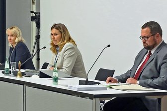 Baubürgermeisterwahl in Zwickau: Wer sitzt künftig neben OB Arndt? - Das aktuelle Dreigestirn an der Rathausspitze: Baubürgermeisterin Kathrin Köhler (CDU), Oberbürgermeisterin Constance Arndt (BfZ) und Finanzbürgermeister Sebastian Lasch (SPD, von links). In der Stadtratssitzung am 30. September soll entschieden werden, ob Köhler ihr Amt behält. 