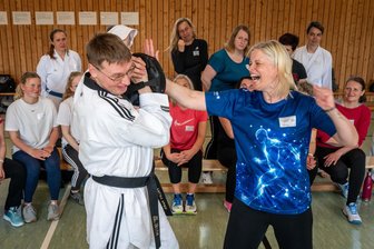 Bauchgefühl und lauter Schrei: Frauen setzen in Rochlitz auf Selbstverteidigung - Voller Einsatz: Taekwondo-Trainer Philipp Maier erfährt, wie sich Teilnehmerin Antje selbstbewusst wehrt und damit das zuvor Gelernte anwendet.