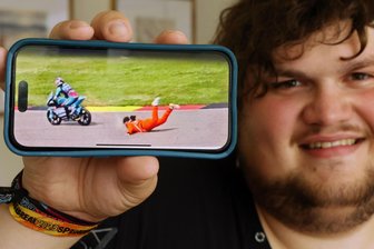 Bauchklatscher auf dem Sachsenring: Streckenposten aus Landkreis Zwickau trifft nach Missgeschick auf Weltmeister - Diese Szene hat Yannic Murmann aus Schönberg bekannt gemacht. Als Streckenposten landete er im Juli 2024 auf dem Bauch.