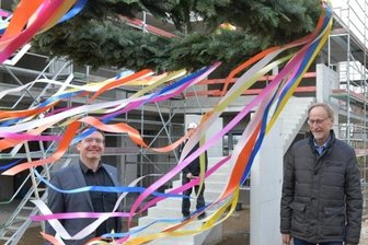 Bauen in Coronazeiten bringt Verzug und noch höhere Kosten - Beim Richtfest für die Kita an der Berthelsdorfer Straße waren OB Sven Krüger (l.) und Baubürgermeister Holger Reuter im April noch zuversichtlich über den Zeitplan.