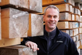Bauen mit Holz aus der Region: Zimmerermeister aus dem Erzgebirge tritt für mehr Nachhaltigkeit ein - Zimmerermeister Ralf Kretschmar vom Scheibenberger Unternehmen Holzbau Kretschmar setzt sich dafür ein, dass mehr einheimisches Holz bei hiesigen Bauprojekten verwendet wird.