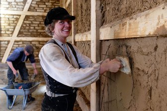 Bauen mit Lehm: Neuer Giebel für die Kulturscheune Weiditz - 