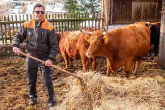 „Bauer sucht Frau“: Erzgebirger Thomas ist „verknallt“ und trifft Entscheidung - Thomas Köhler bei der täglichen Arbeit auf seinem Bauernhof in Pfaffroda.