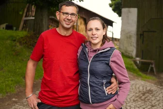 „Bauer sucht Frau“: Herz-Schmerz, Tränen, Emotionen bei Michaelas Abschied aus dem Erzgebirge - Thomas und Michaela verabschieden sich nach der Hofwoche. Doch wie geht es weiter mit den beiden?