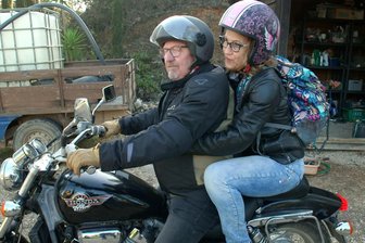 „Bauer sucht Frau International“: Hat Sachse Olaf sein Liebesglück gefunden? - Spritztour ins Glück: Olaf und Anna düsen in der RTL-Show „Bauer sucht Frau International“ durch die wunderschöne Algarve.
