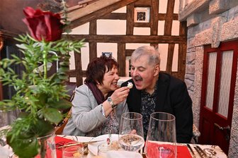 „Bauer sucht Frau“-Traumpaar beim singenden Wirt in Taltitz: Bauer Bruno verwöhnt seine Anja - Bauer Bruno (61) und seine Anja (54) fanden in der dritten Staffel von „Bauer sucht Frau“ zusammen. Im Hochzeitshotel "Zum grünen Baum" in Taltitz verbrachten sie einen romantischen Abend bei Kerzenschein.